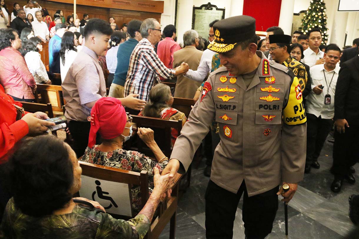 Menteri Koordinator Bidang Politik dan Keamanan Djamari Chaniago menyampaikan kata sambutan damping Panglima TNI Jenderal TNI Agus Subiyanto,Kapolri Jenderal Pol Listyo Sigit Prabowo Bersama Gubernur DKI Jakarta Pramono Anung di Gereja Immanuel, Jakarta, Rabu (24/12/2025).(Beritanasional.com/Oke Atmaja)
