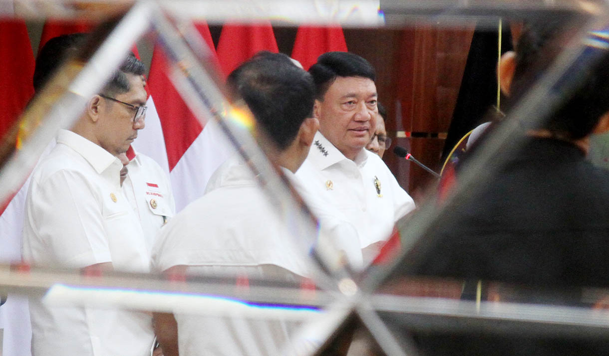 Menteri Koordinator Bidang Politik dan Keamanan sekaligus Ketua Kompolnas Budi Gunawan (tengah) didampingi Komisioner Kompolnas Irjen Pol (Purn) Ida Oetari Poernamasasi (kiri), Irjen Pol (Purn) Arief Wicaksono Sudiutomo (ketiga kiri), Supardi Hamid (kedua kiri), Gufron Mabruri (ketiga kanan), Muhammad Choirul Anam (kedua kanan), dan Yusuf (kanan) saat menyampaikan keterangan usai rapat dengan komisioner Kompolnas periode 2024-2028 di Kemenko Polkam, Jakarta, Senin (11/11/2024). (BeritaNasional.com/Oke Atmaja)