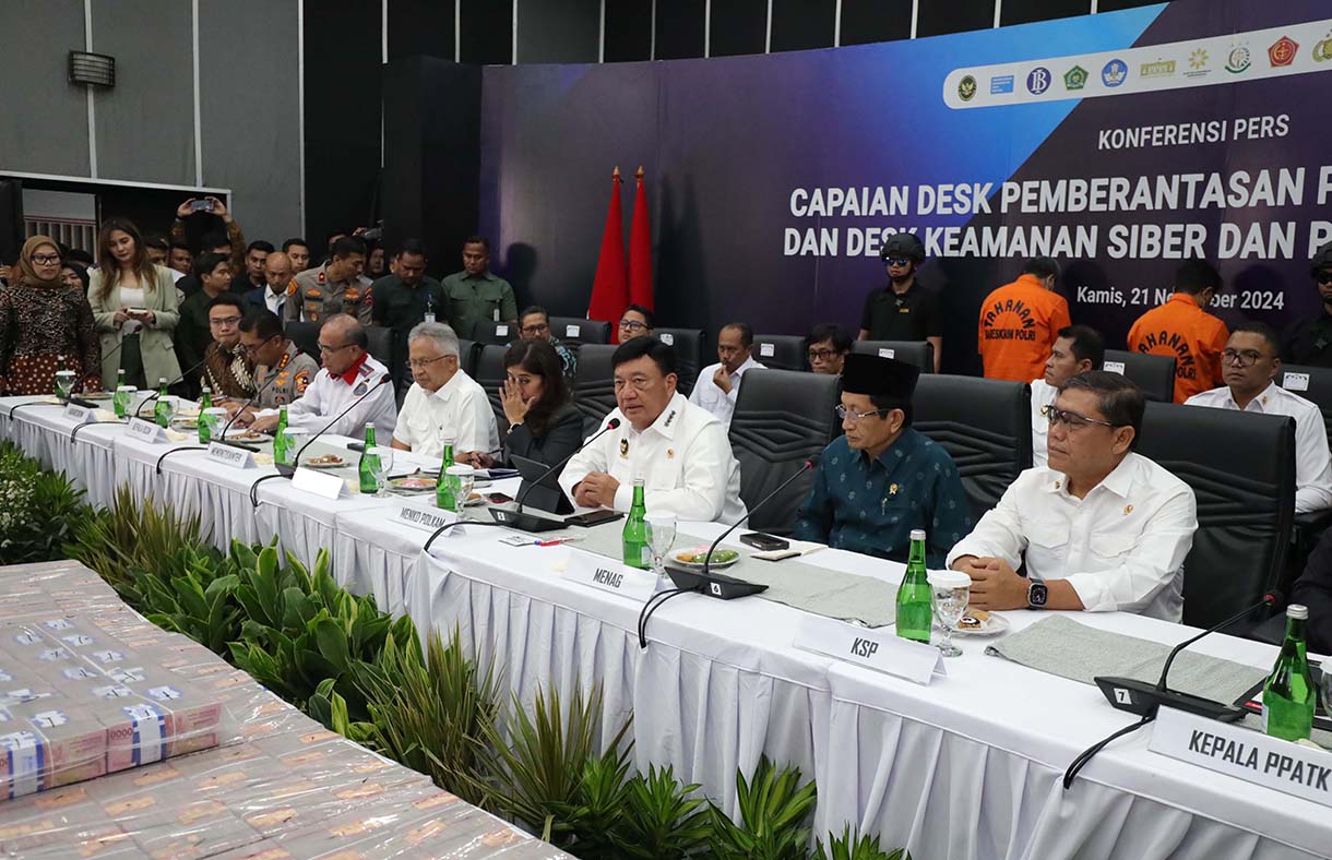 Menko Polkam Budi Gunawan (tengah) menyampaikan keterangan didampingi Menkomdigi Meutia Hafid (kedua kiri), Mendiktisaintek Satryo S Brodjonegoro (kiri), Menteri Agama Nasaruddin Umar (kedua kanan), Kepala Staf Kepresidenan AM Putranto (kanankanan) saat konferensi pers capaian desk pemberantasan perjudian daring dan desk keamanan siber dan perlindungan data di Kantor Komdigi, Jakarta, Kamis (21/11/2024). (BeritaNasional.com/Oke Atmaja)