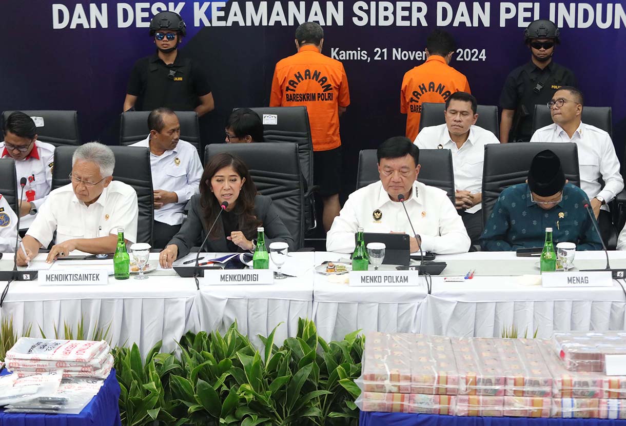 Menko Polkam Budi Gunawan (tengah) menyampaikan keterangan didampingi Menkomdigi Meutia Hafid (kedua kiri), Mendiktisaintek Satryo S Brodjonegoro (kiri), Menteri Agama Nasaruddin Umar (kedua kanan), Kepala Staf Kepresidenan AM Putranto (kanankanan) saat konferensi pers capaian desk pemberantasan perjudian daring dan desk keamanan siber dan perlindungan data di Kantor Komdigi, Jakarta, Kamis (21/11/2024). (BeritaNasional.com/Oke Atmaja)