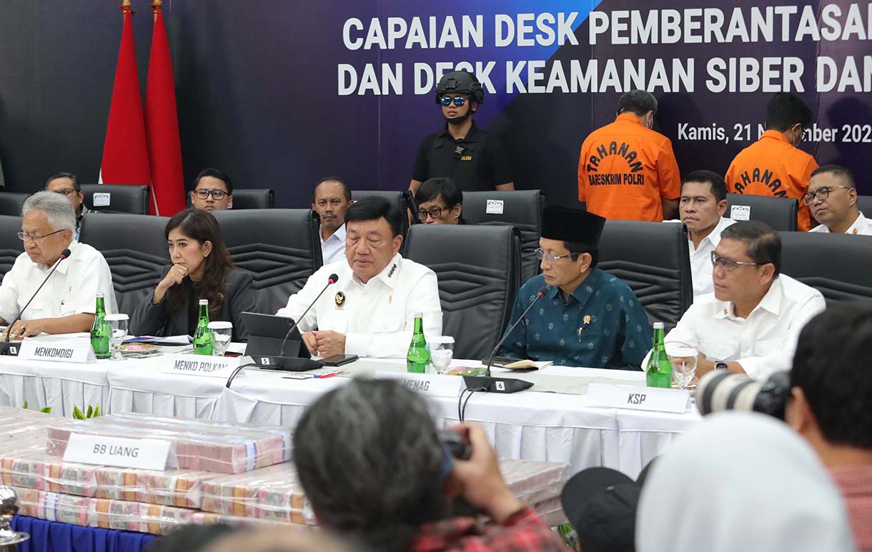 Menko Polkam Budi Gunawan (tengah) menyampaikan keterangan didampingi Menkomdigi Meutia Hafid (kedua kiri), Mendiktisaintek Satryo S Brodjonegoro (kiri), Menteri Agama Nasaruddin Umar (kedua kanan), Kepala Staf Kepresidenan AM Putranto (kanankanan) saat konferensi pers capaian desk pemberantasan perjudian daring dan desk keamanan siber dan perlindungan data di Kantor Komdigi, Jakarta, Kamis (21/11/2024). (BeritaNasional.com/Oke Atmaja)