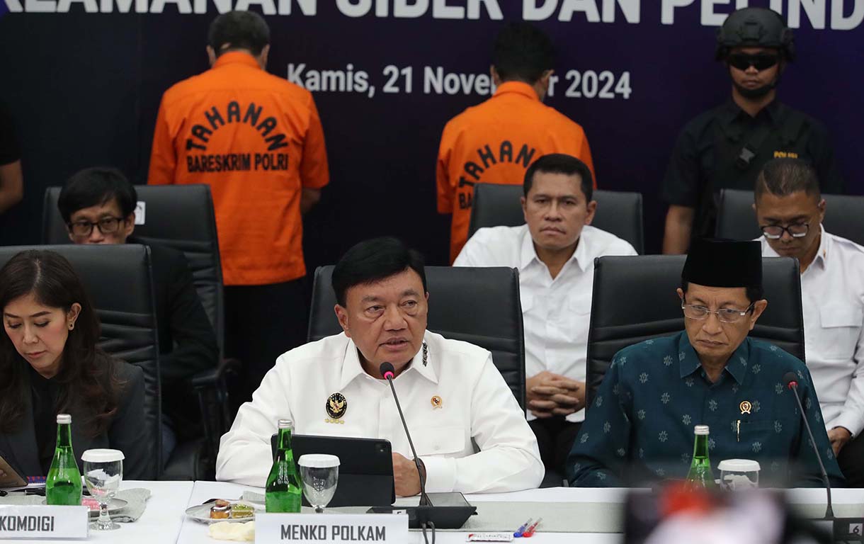 Menko Polkam Budi Gunawan (tengah) menyampaikan keterangan didampingi Menkomdigi Meutia Hafid (kedua kiri), Mendiktisaintek Satryo S Brodjonegoro (kiri), Menteri Agama Nasaruddin Umar (kedua kanan), Kepala Staf Kepresidenan AM Putranto (kanankanan) saat konferensi pers capaian desk pemberantasan perjudian daring dan desk keamanan siber dan perlindungan data di Kantor Komdigi, Jakarta, Kamis (21/11/2024). (BeritaNasional.com/Oke Atmaja)