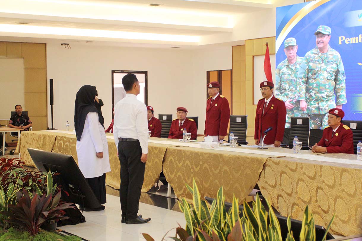 Menteri Sosial Saifullah Yusuf (ketiga kanan) menyapa peserta saat pembukaan pembekalan kepala sekolah dan guru Sekolah Rakyat di Sekolah Rakyat Menengah Atas (SRMA) 10, Jakarta, Selasa (19/8/2025).(Beritanasional.com/Oke Atmaja)