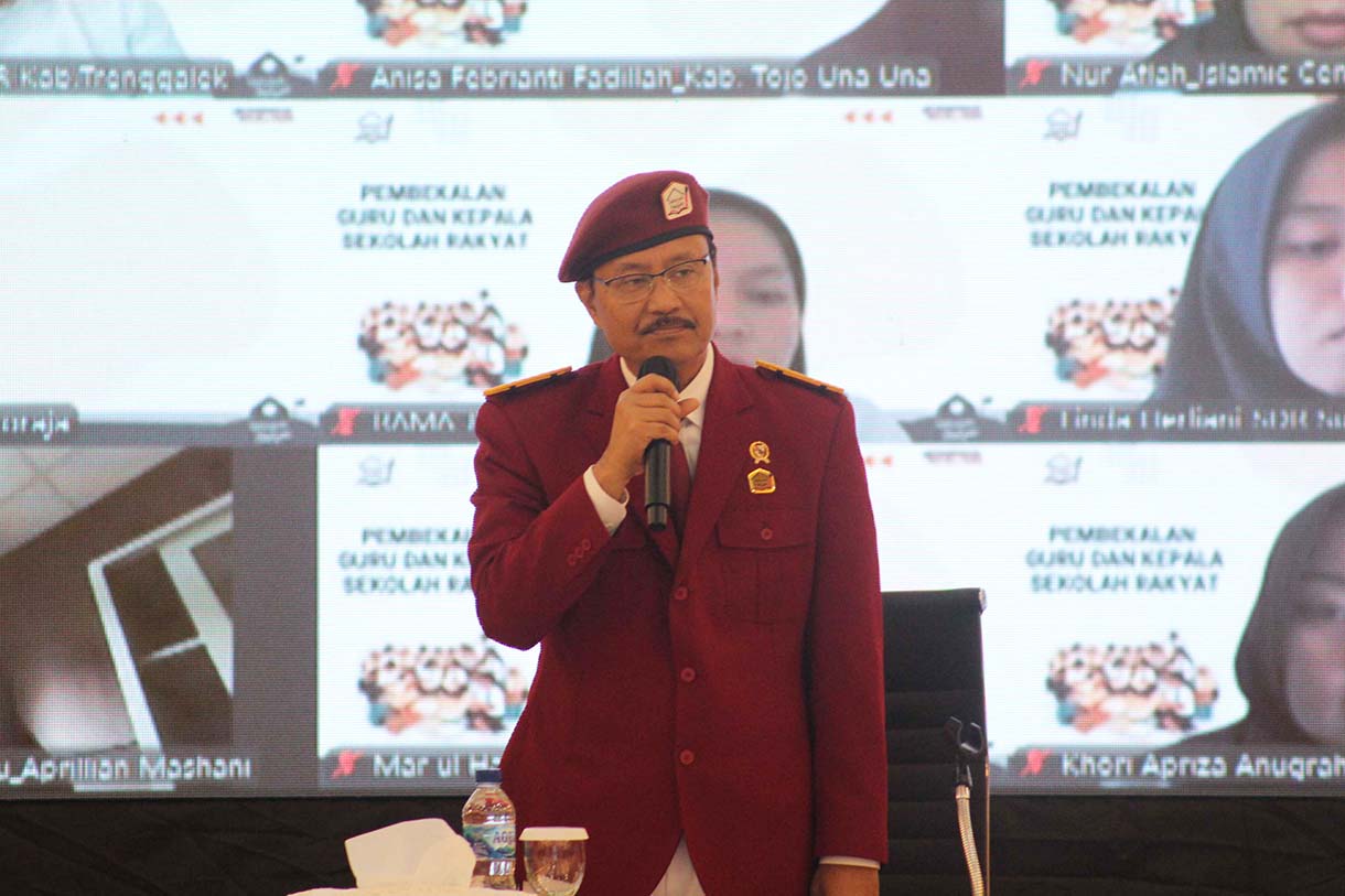 Menteri Sosial Saifullah Yusuf (ketiga kanan) menyapa peserta saat pembukaan pembekalan kepala sekolah dan guru Sekolah Rakyat di Sekolah Rakyat Menengah Atas (SRMA) 10, Jakarta, Selasa (19/8/2025).(Beritanasional.com/Oke Atmaja)