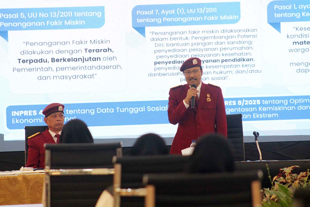 Menteri Sosial Saifullah Yusuf (ketiga kanan) menyapa peserta saat pembukaan pembekalan kepala sekolah dan guru Sekolah Rakyat di Sekolah Rakyat Menengah Atas (SRMA) 10, Jakarta, Selasa (19/8/2025).(Beritanasional.com/Oke Atmaja)