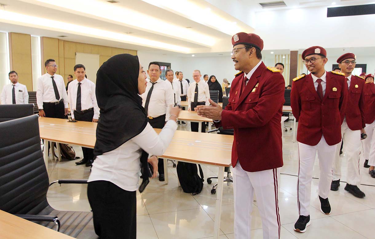 Menteri Sosial Saifullah Yusuf (ketiga kanan) menyapa peserta saat pembukaan pembekalan kepala sekolah dan guru Sekolah Rakyat di Sekolah Rakyat Menengah Atas (SRMA) 10, Jakarta, Selasa (19/8/2025).(Beritanasional.com/Oke Atmaja)