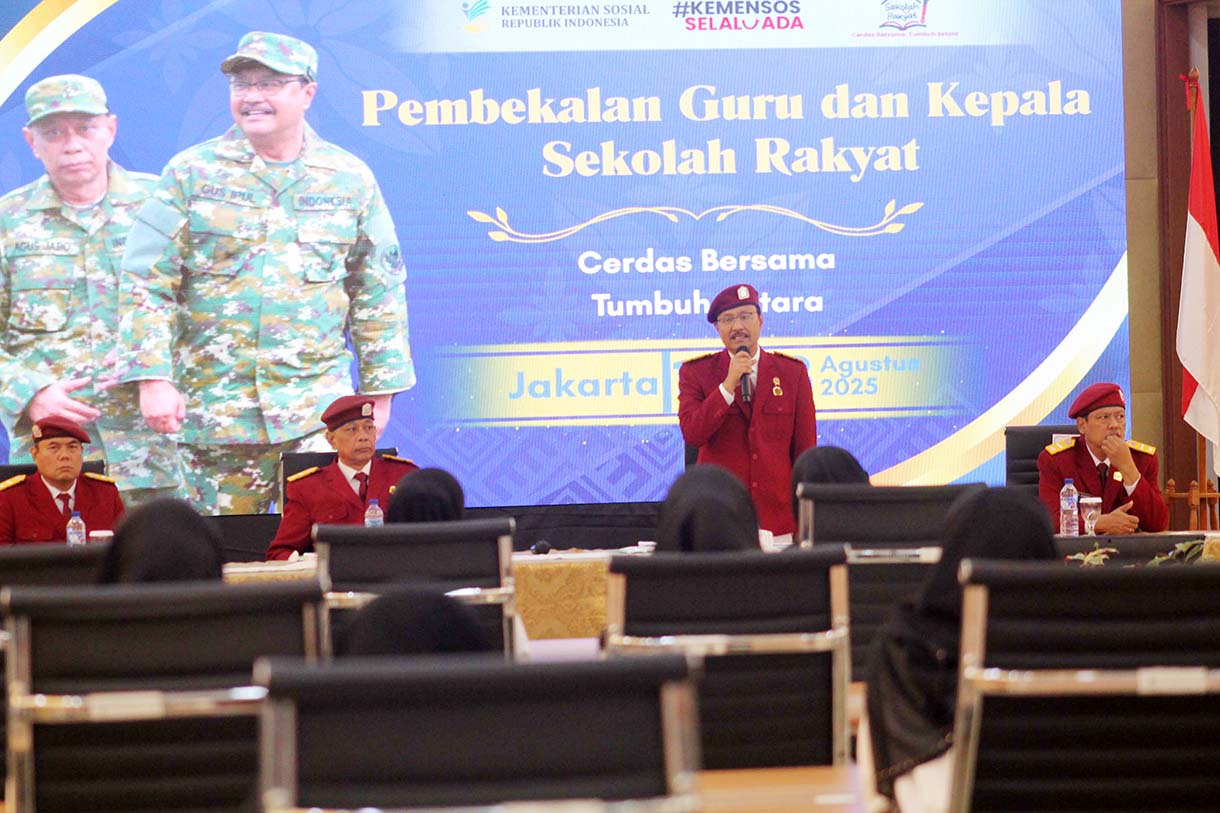 Menteri Sosial Saifullah Yusuf (ketiga kanan) menyapa peserta saat pembukaan pembekalan kepala sekolah dan guru Sekolah Rakyat di Sekolah Rakyat Menengah Atas (SRMA) 10, Jakarta, Selasa (19/8/2025).(Beritanasional.com/Oke Atmaja)
