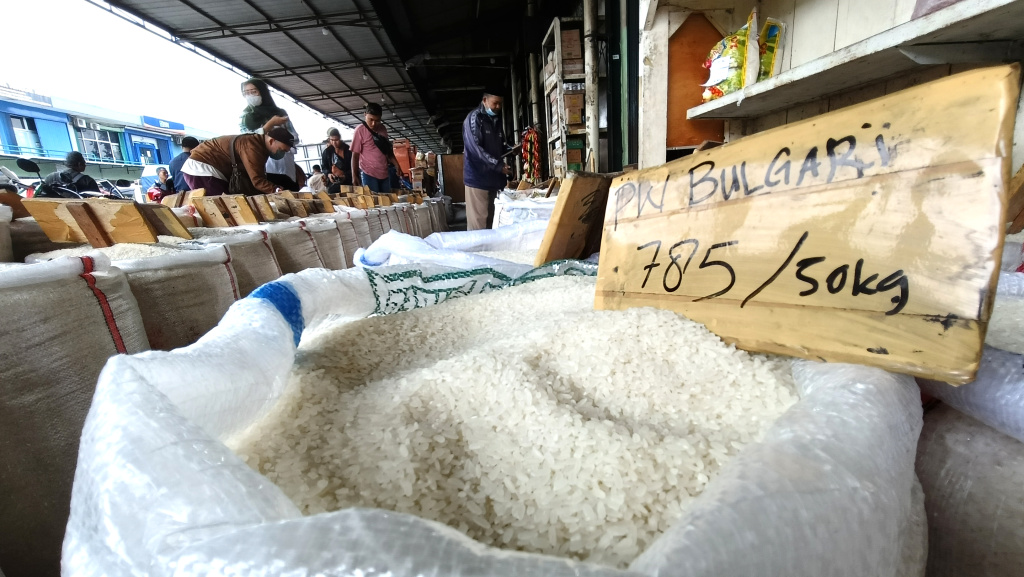 Mentan Sebut ada 212 Merek Beras Oplosan Pembeli mengecek kualitas beras di Pasar Induk Beras Cipinang, Jakarta, Rabu (16/ 7/2025). (Beritanasional.com/Oke Atmaja)