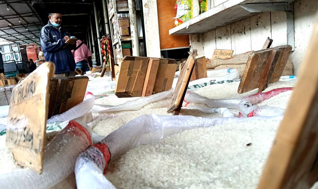 Mentan Sebut ada 212 Merek Beras Oplosan Pembeli mengecek kualitas beras di Pasar Induk Beras Cipinang, Jakarta, Rabu (16/ 7/2025). (Beritanasional.com/Oke Atmaja)