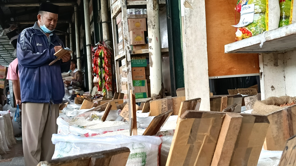 Mentan Sebut ada 212 Merek Beras Oplosan Pembeli mengecek kualitas beras di Pasar Induk Beras Cipinang, Jakarta, Rabu (16/ 7/2025). (Beritanasional.com/Oke Atmaja)