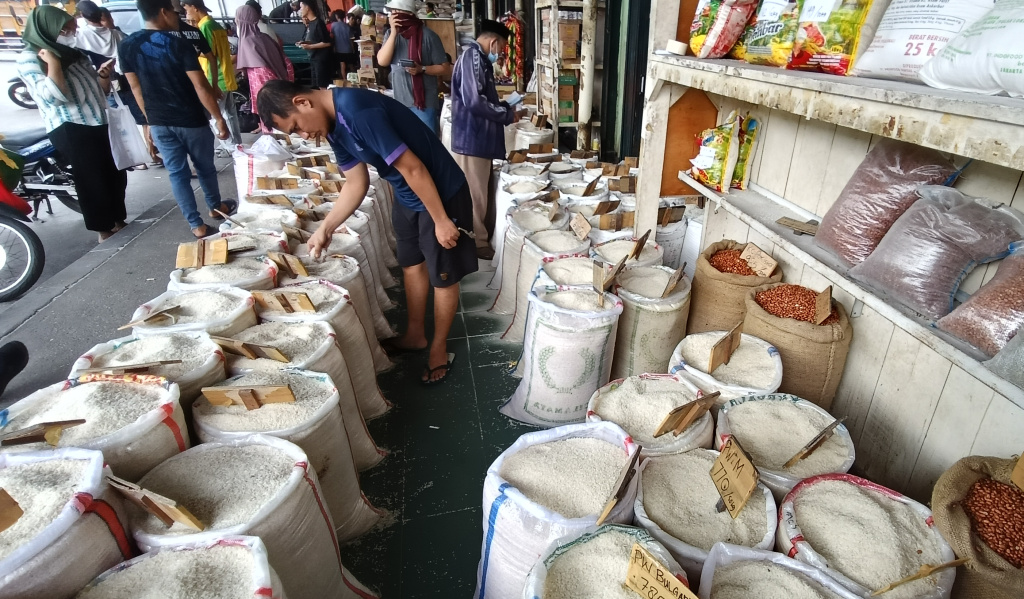 Mentan Sebut ada 212 Merek Beras Oplosan Pembeli mengecek kualitas beras di Pasar Induk Beras Cipinang, Jakarta, Rabu (16/ 7/2025). (Beritanasional.com/Oke Atmaja)
