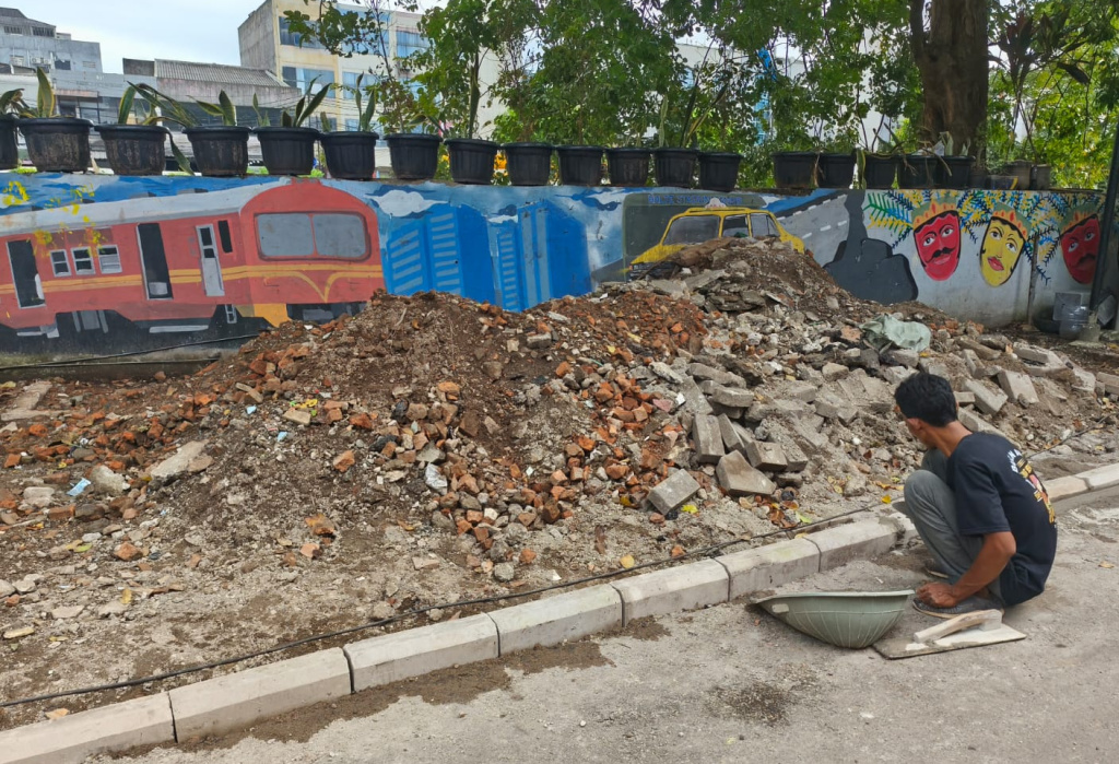 Pekerja menyelesaikan proyek revitalisasi trotoar di Menteng Tenggulun, Jakarta, Jumat (10/4/2026). (Beritanasional.com/Oke Atmaja)