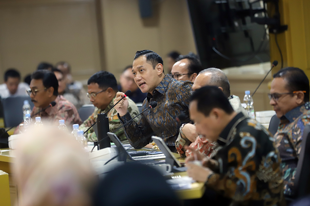 Menteri ATR Agus Harimurti Yudhoyono memberikan penjelasan terkait pertanahan saat rapat kerja bersama komite I DPD RI. (BeritaNasional/Elvis Sendouw)