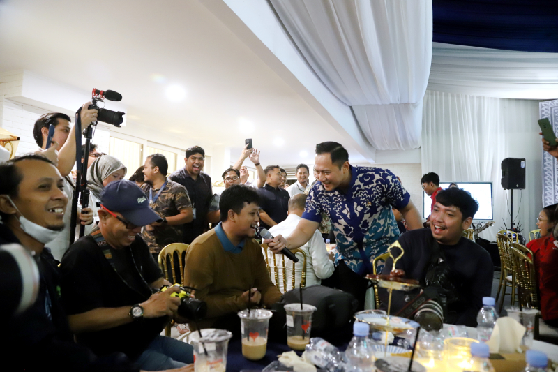 Menteri ATR/BPN  Agus Harimurti Yudhoyono  mengelar halal bihalal bersama jurnalis. (BeritaNasional/Elvis Sendouw)