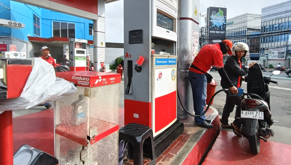 Antrean pengendara kendaraan roda dua di SPBU di Condet, Jakarta, Jumat (27/3/2026). (Beritanasional.com/Oke Atmaja)