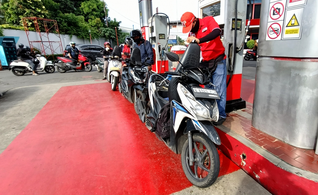 Antrean pengendara kendaraan roda dua untuk membeli bahan bakar minyak (BBM) di Stasiun Pengisian Bahan Bakar Umum (SPBU) di Condet, Jakarta, Jumat (27/3/2026). (Beritanasional.com/Oke Atmaja)