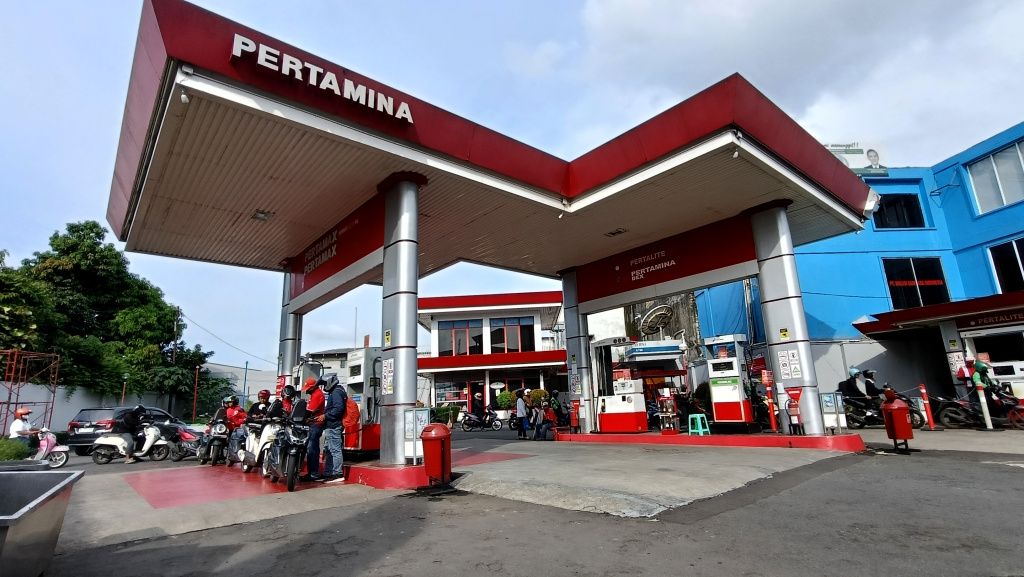 Antrean pengendara kendaraan roda dua untuk membeli bahan bakar minyak (BBM) di Stasiun Pengisian Bahan Bakar Umum (SPBU) di Condet, Jakarta, Jumat (27/3/2026). (Beritanasional.com/Oke Atmaja)
