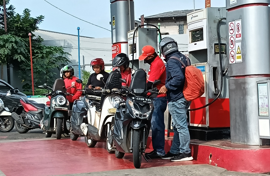 Antrean pengendara kendaraan roda dua untuk membeli bahan bakar minyak (BBM) di Stasiun Pengisian Bahan Bakar Umum (SPBU) di Condet, Jakarta, Jumat (27/3/2026). (Beritanasional.com/Oke Atmaja)