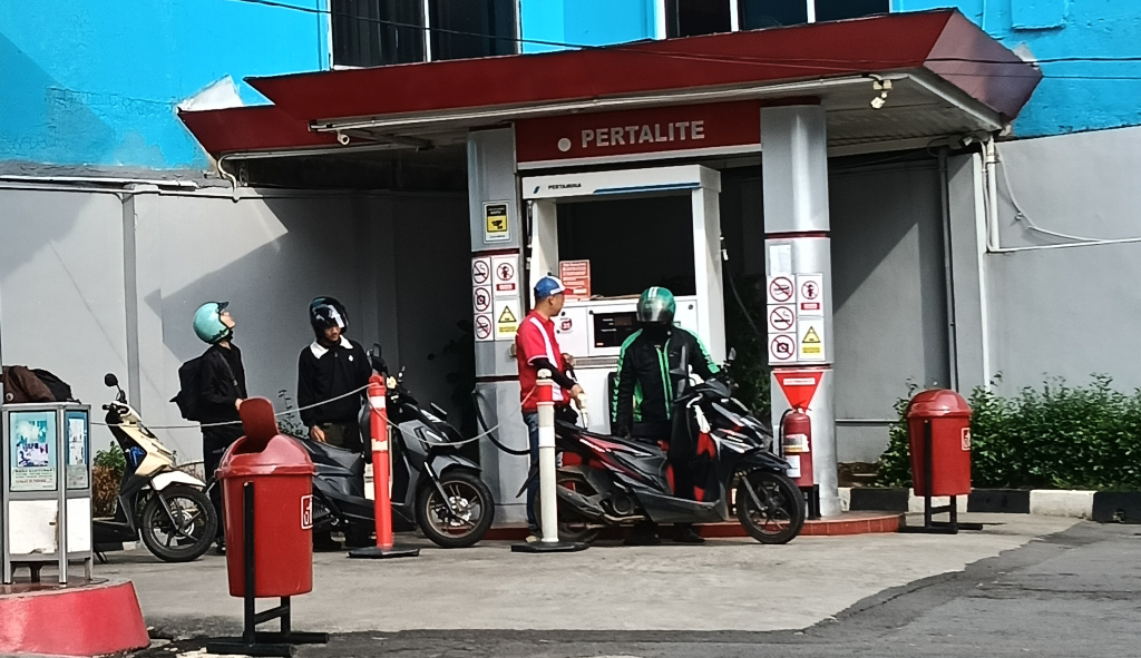 Antrean pengendara kendaraan roda dua untuk membeli bahan bakar minyak (BBM) di Stasiun Pengisian Bahan Bakar Umum (SPBU) di Condet, Jakarta, Jumat (27/3/2026). (Beritanasional.com/Oke Atmaja)