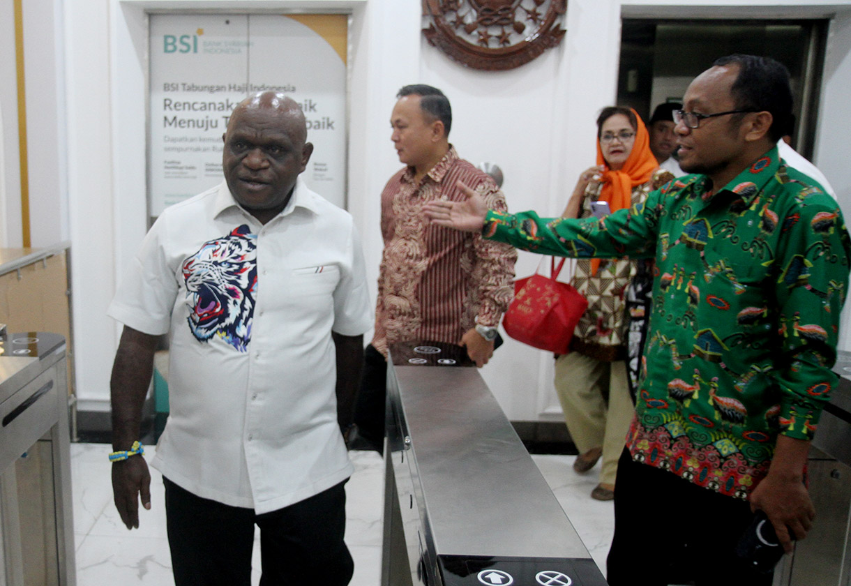 Menteri HAM Natalius Pigai memberikan keterangan pers usai pertemuan dengan Ketua Umum Pengurus Besar Nahdlatul Ulama (PBNU) di Gedung PBNU, Jakarta, Selasa (14/1/2024).  (Berita nasional.com/Oke Atmaja)