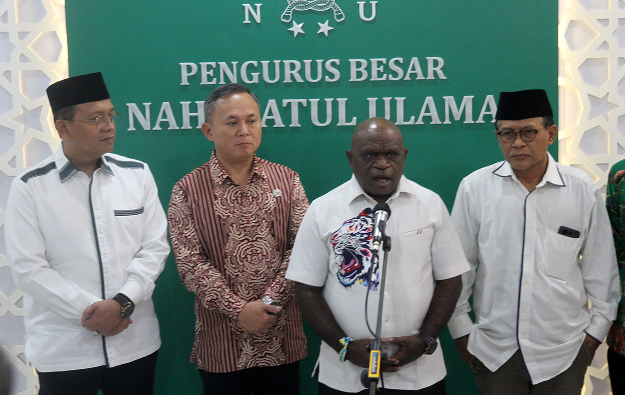 Menteri HAM Natalius Pigai memberikan keterangan pers usai pertemuan dengan Ketua Umum Pengurus Besar Nahdlatul Ulama (PBNU) di Gedung PBNU, Jakarta, Selasa (14/1/2024).  (Berita nasional.com/Oke Atmaja)