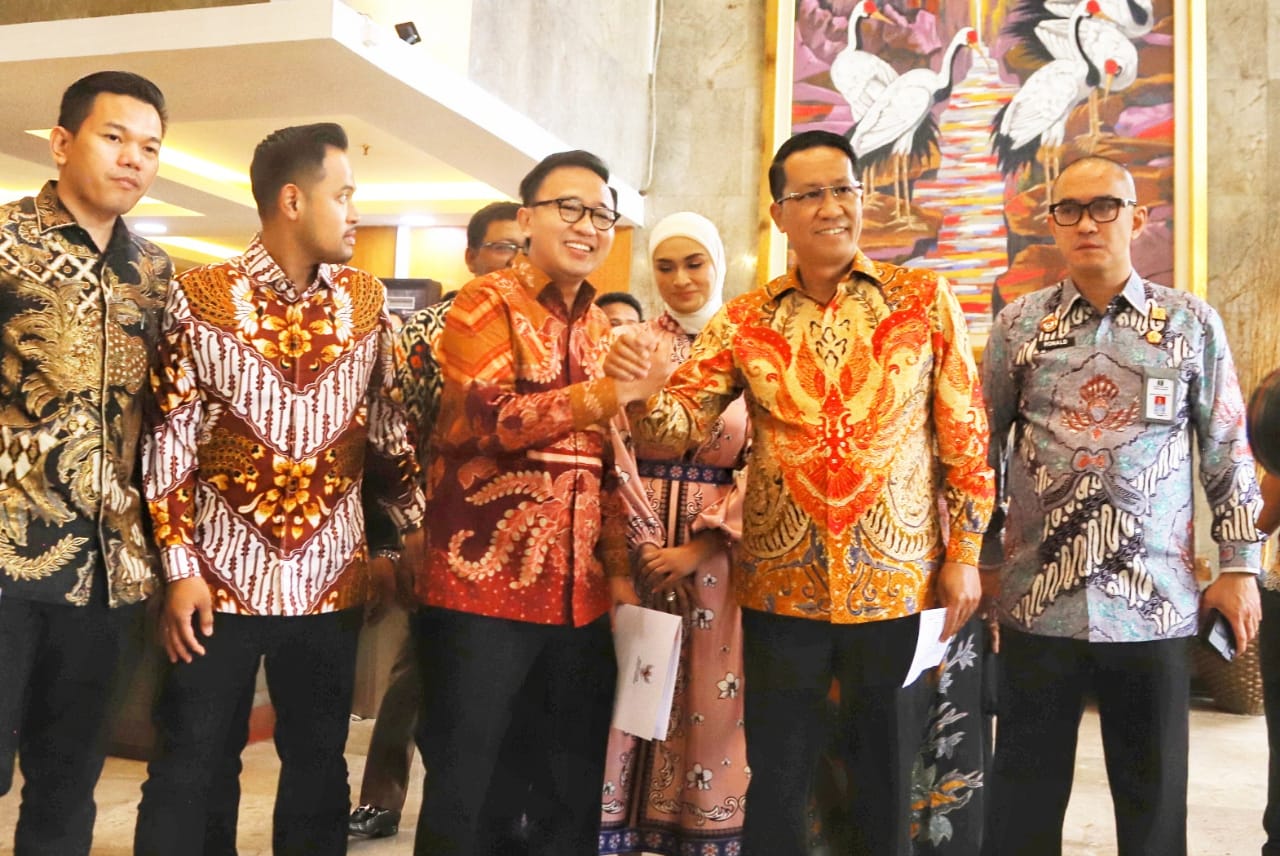 Ketua Umum Dewan Koperasi Nasional (Dekopin) terpilih Bambang Haryadi dan pengurus Dekopin gelar konfrensi pers usai menerima surat pengakuan dari Menteri Hukum Supratman Andi Agtas. (BeritaNasional/Elvis Sendouw)