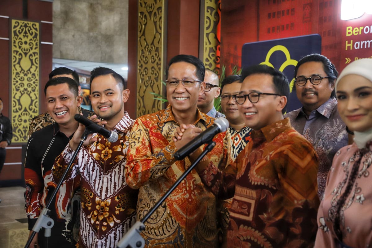 Ketua Umum Dewan Koperasi Nasional (Dekopin) terpilih Bambang Haryadi dan pengurus Dekopin gelar konfrensi pers usai menerima surat pengakuan dari Menteri Hukum Supratman Andi Agtas. (BeritaNasional/Elvis Sendouw)