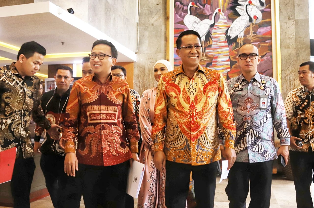 Ketua Umum Dewan Koperasi Nasional (Dekopin) terpilih Bambang Haryadi dan pengurus Dekopin gelar konfrensi pers usai menerima surat pengakuan dari Menteri Hukum Supratman Andi Agtas. (BeritaNasional/Elvis Sendouw)