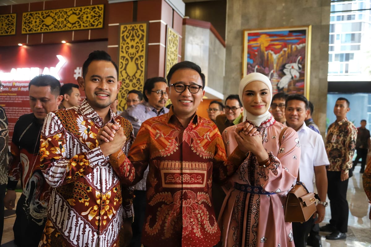 Ketua Umum Dewan Koperasi Nasional (Dekopin) terpilih Bambang Haryadi dan pengurus Dekopin gelar konfrensi pers usai menerima surat pengakuan dari Menteri Hukum Supratman Andi Agtas. (BeritaNasional/Elvis Sendouw)