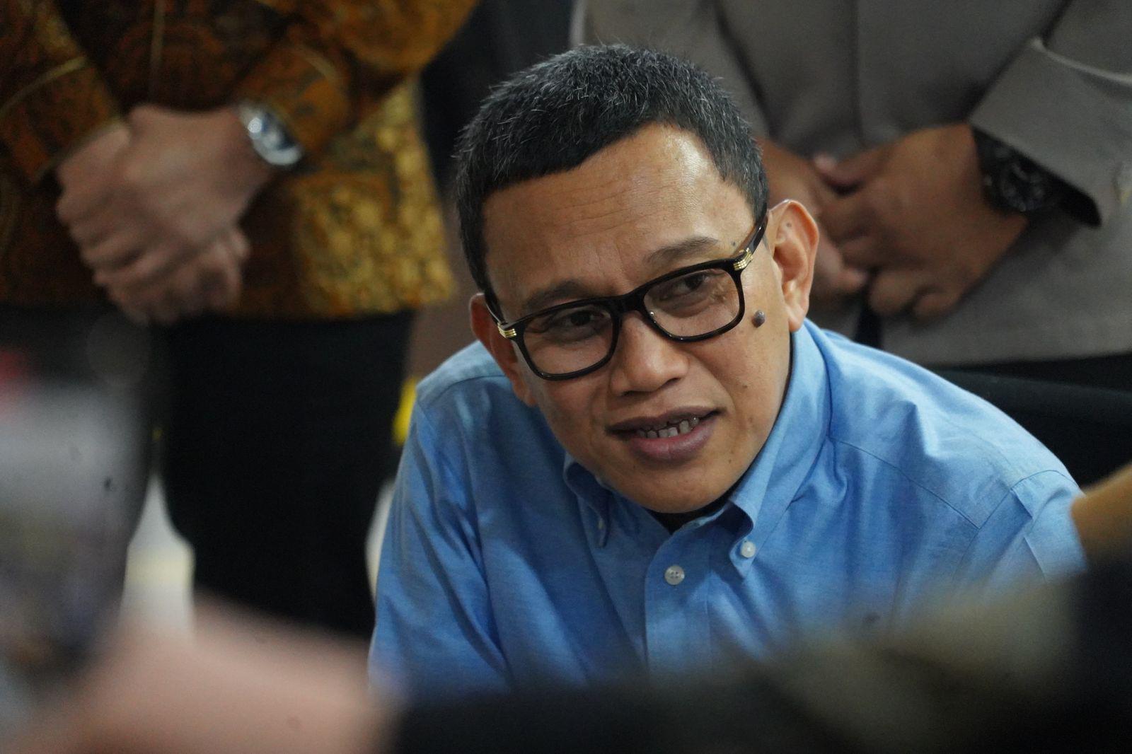 Menteri Karding Dengar Langsung Keluhan CPMI Korban Penempatan Ilegal ke Arab Saudi: Dikira Resmi, Ternyata Ilegal Menteri Pelindungan Pekerja Migran Indonesia (P2MI) Abdul Kadir Karding mendengarkan keluhan pekerja ilegal yang berhasil digagalkan keberangkatannya. (BeritaNasional/Elvis Sendouw/HO Hms P2MI)