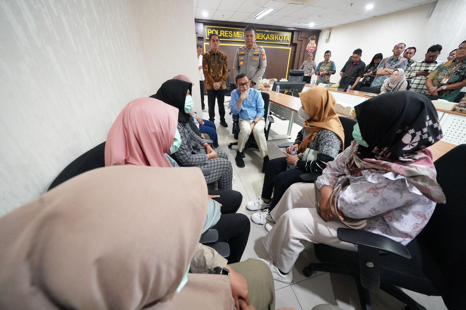 Menteri Karding Dengar Langsung Keluhan CPMI Korban Penempatan Ilegal ke Arab Saudi: Dikira Resmi, Ternyata Ilegal Menteri Pelindungan Pekerja Migran Indonesia (P2MI) Abdul Kadir Karding mendengarkan keluhan pekerja ilegal yang berhasil digagalkan keberangkatannya. (BeritaNasional/Elvis Sendouw/HO Hms P2MI)