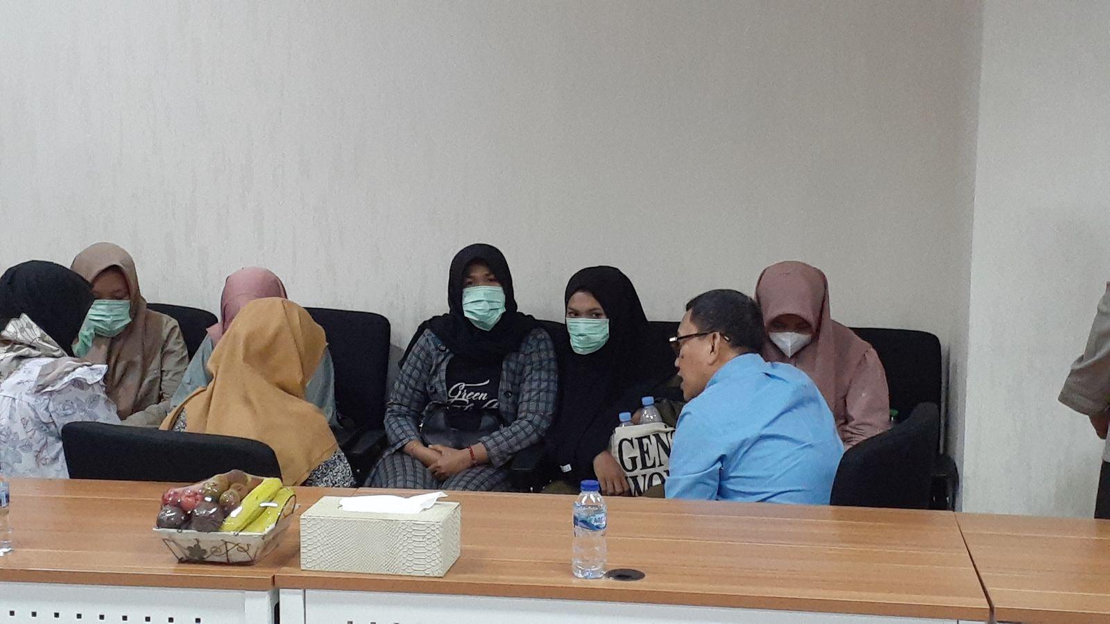 Menteri Karding Dengar Langsung Keluhan CPMI Korban Penempatan Ilegal ke Arab Saudi: Dikira Resmi, Ternyata Ilegal Menteri Pelindungan Pekerja Migran Indonesia (P2MI) Abdul Kadir Karding mendengarkan keluhan pekerja ilegal yang berhasil digagalkan keberangkatannya. (BeritaNasional/Elvis Sendouw/HO Hms P2MI)