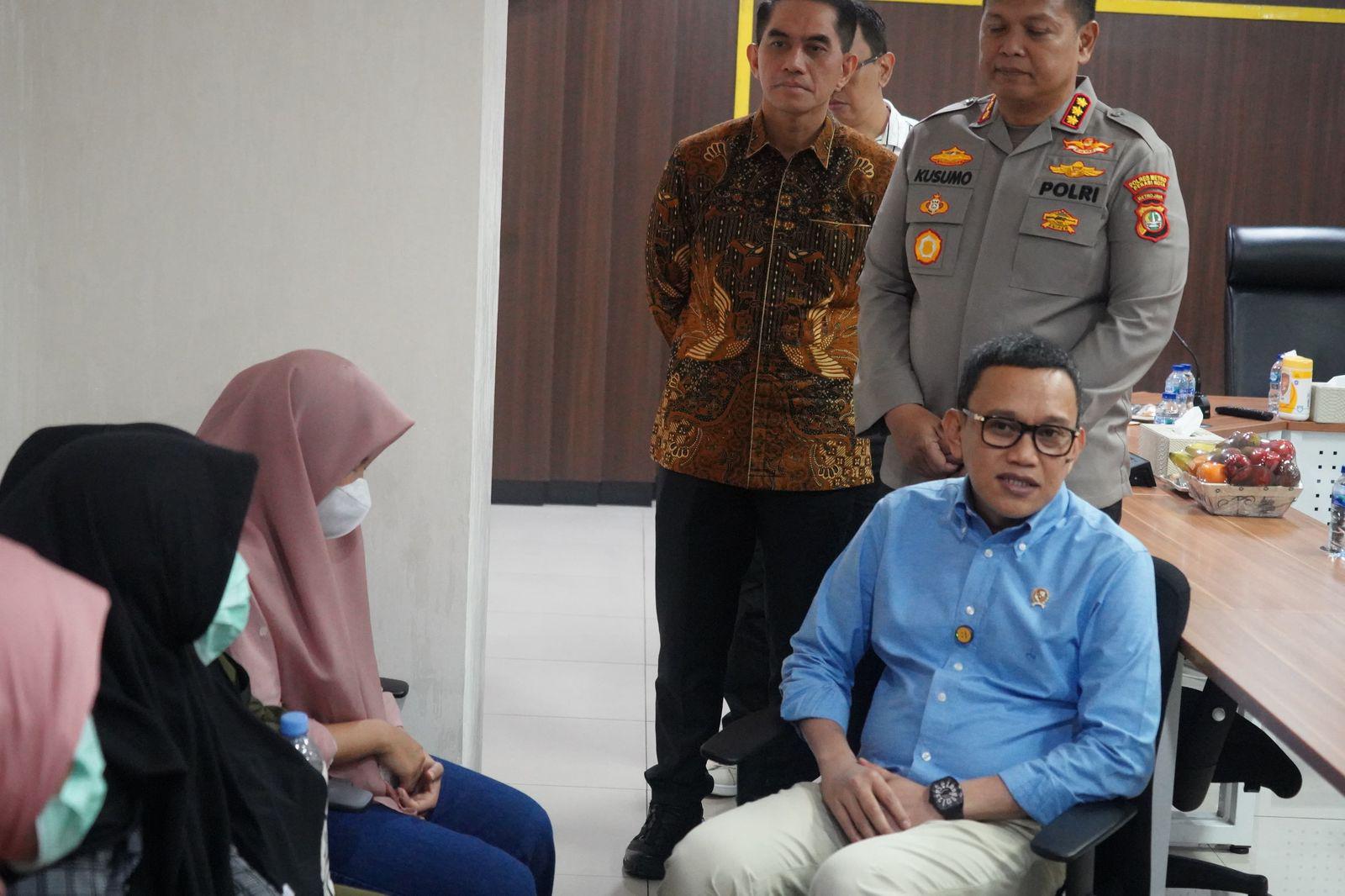 Menteri Karding Dengar Langsung Keluhan CPMI Korban Penempatan Ilegal ke Arab Saudi: Dikira Resmi, Ternyata Ilegal Menteri Pelindungan Pekerja Migran Indonesia (P2MI) Abdul Kadir Karding mendengarkan keluhan pekerja ilegal yang berhasil digagalkan keberangkatannya. (BeritaNasional/Elvis Sendouw/HO Hms P2MI)