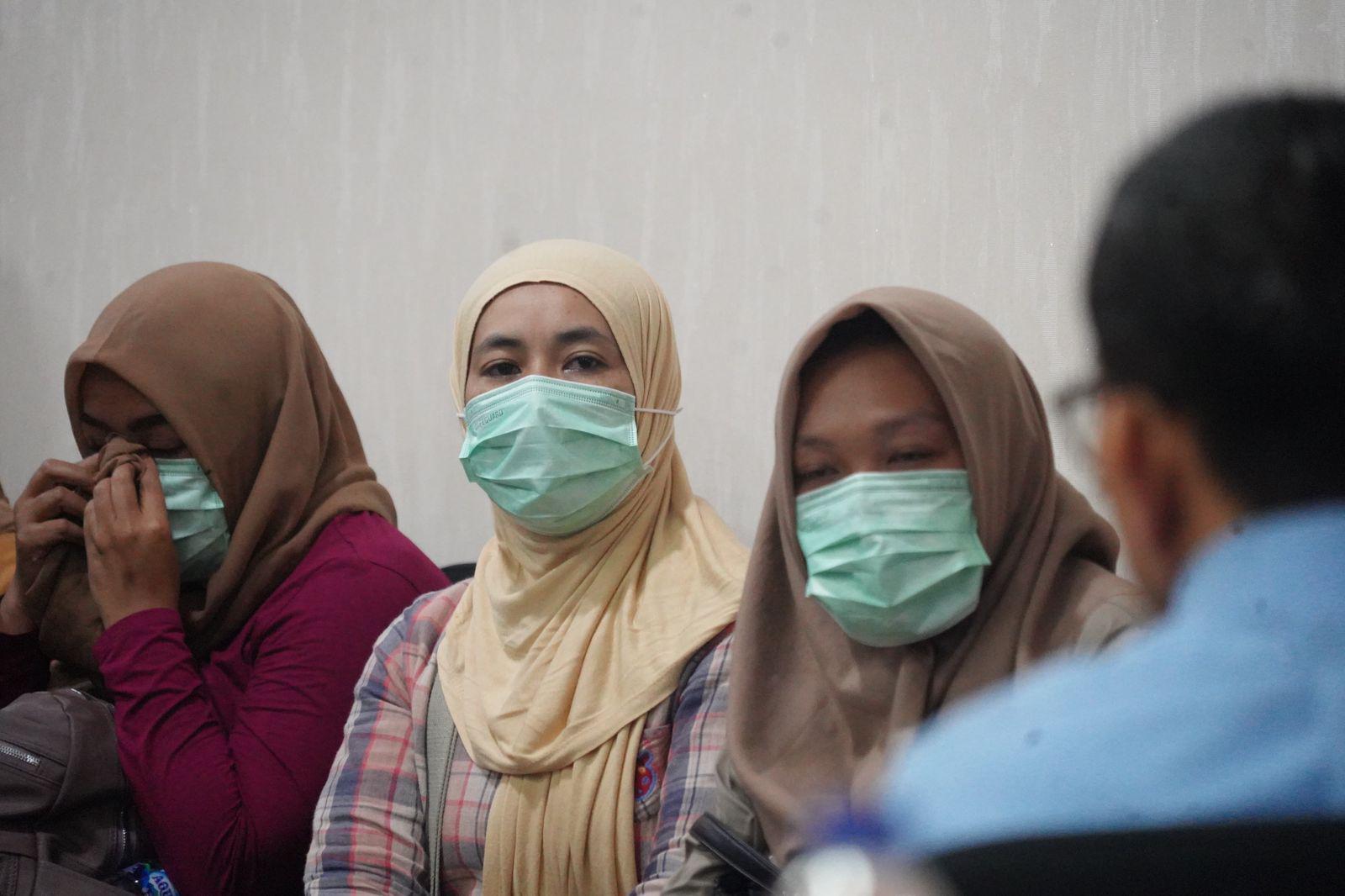 Menteri Karding Dengar Langsung Keluhan CPMI Korban Penempatan Ilegal ke Arab Saudi: Dikira Resmi, Ternyata Ilegal Menteri Pelindungan Pekerja Migran Indonesia (P2MI) Abdul Kadir Karding mendengarkan keluhan pekerja ilegal yang berhasil digagalkan keberangkatannya. (BeritaNasional/Elvis Sendouw/HO Hms P2MI)
