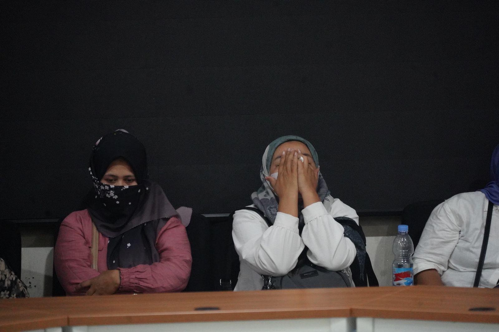 Menteri Karding Dengar Langsung Keluhan CPMI Korban Penempatan Ilegal ke Arab Saudi: Dikira Resmi, Ternyata Ilegal Menteri Pelindungan Pekerja Migran Indonesia (P2MI) Abdul Kadir Karding mendengarkan keluhan pekerja ilegal yang berhasil digagalkan keberangkatannya. (BeritaNasional/Elvis Sendouw/HO Hms P2MI)