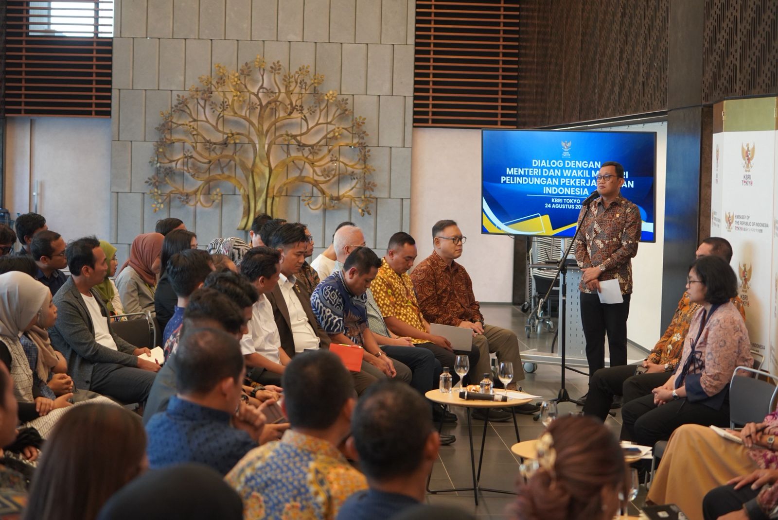 Menteri Karding di Tokyo: Negara Hadir untuk PMI, dari Koperasi Desa hingga Sekolah Rakyat Menteri Pelindungan Pekerja Migran Indonesia (P2MI) Abdul Kadir Karding bertemu dengan komunitas pekerja migran Indonesia (PMI) di Kedutaan Besar Republik Indonesia (KBRI) Tokyo. (BeritaNasional/Elvis Sendouw/H P2MI)