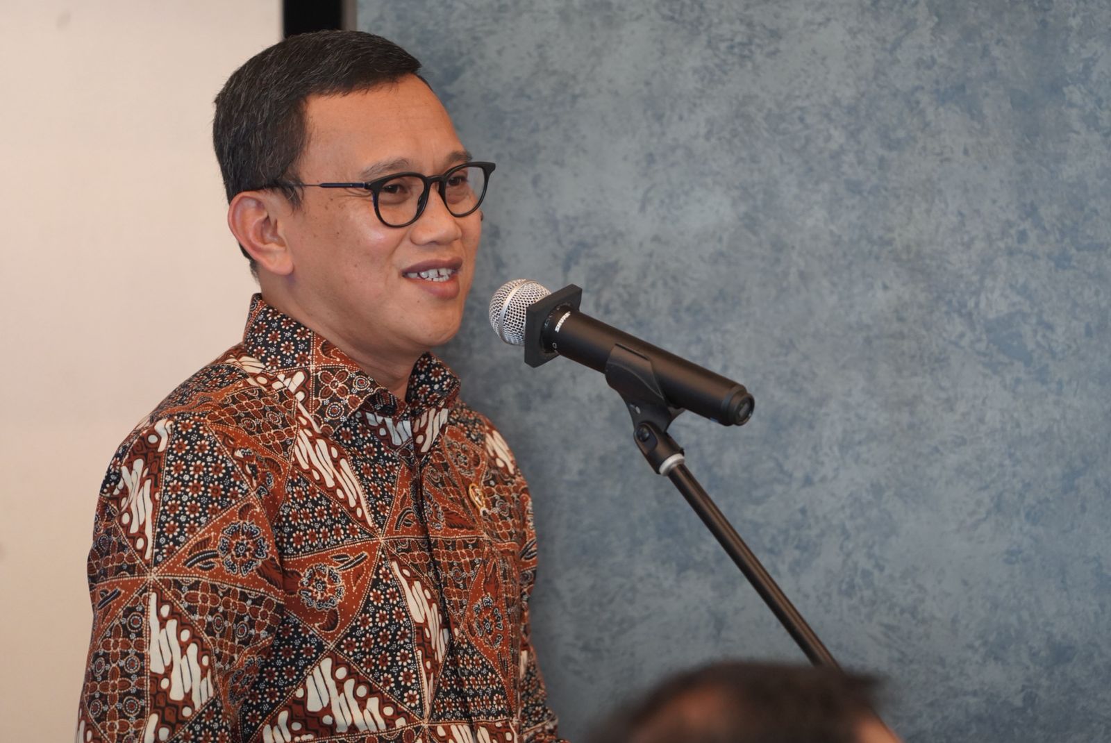 Menteri Karding di Tokyo: Negara Hadir untuk PMI, dari Koperasi Desa hingga Sekolah Rakyat Menteri Pelindungan Pekerja Migran Indonesia (P2MI) Abdul Kadir Karding bertemu dengan komunitas pekerja migran Indonesia (PMI) di Kedutaan Besar Republik Indonesia (KBRI) Tokyo. (BeritaNasional/Elvis Sendouw/H P2MI)