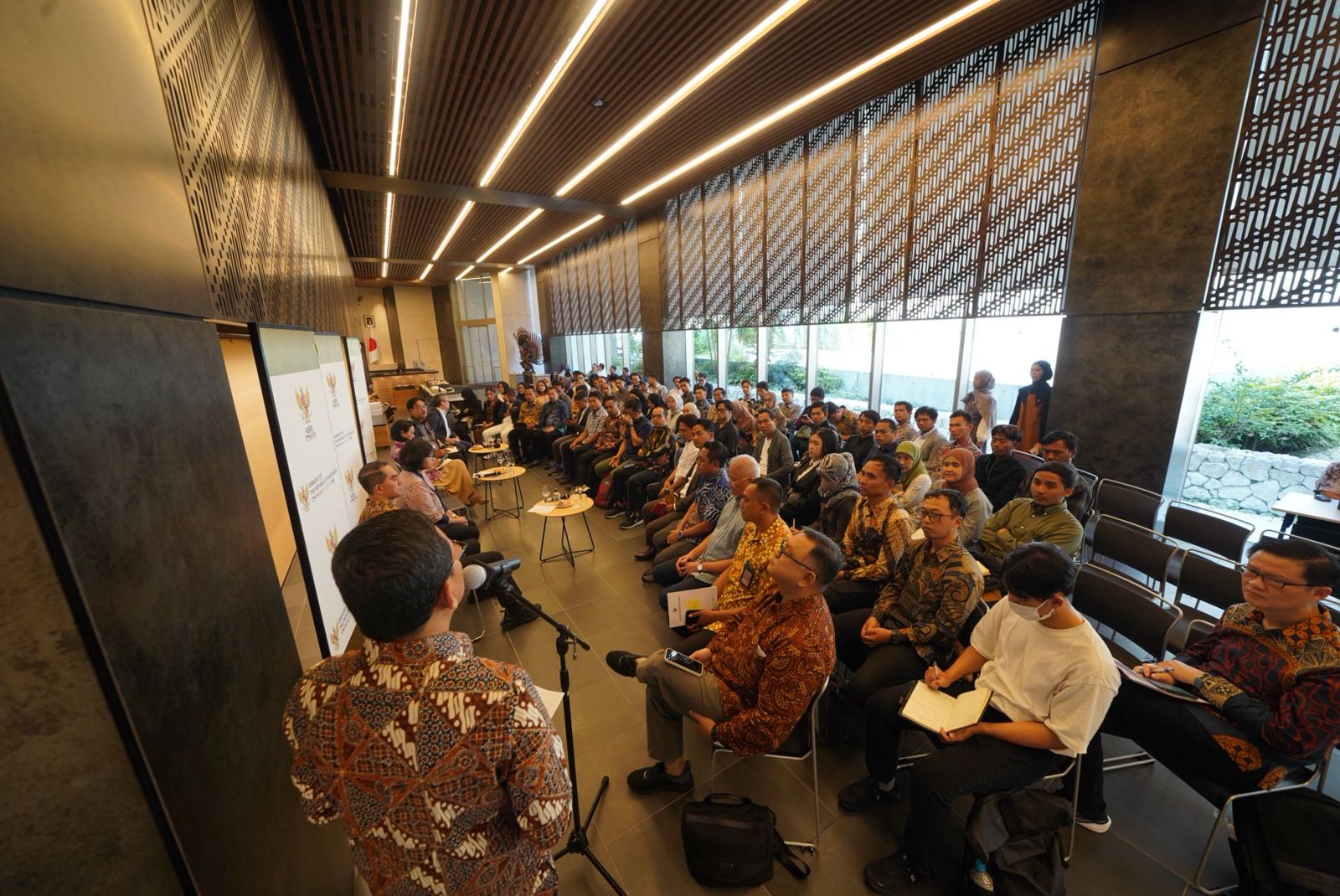 Menteri Karding di Tokyo: Negara Hadir untuk PMI, dari Koperasi Desa hingga Sekolah Rakyat Menteri Pelindungan Pekerja Migran Indonesia (P2MI) Abdul Kadir Karding bertemu dengan komunitas pekerja migran Indonesia (PMI) di Kedutaan Besar Republik Indonesia (KBRI) Tokyo. (BeritaNasional/Elvis Sendouw/H P2MI)