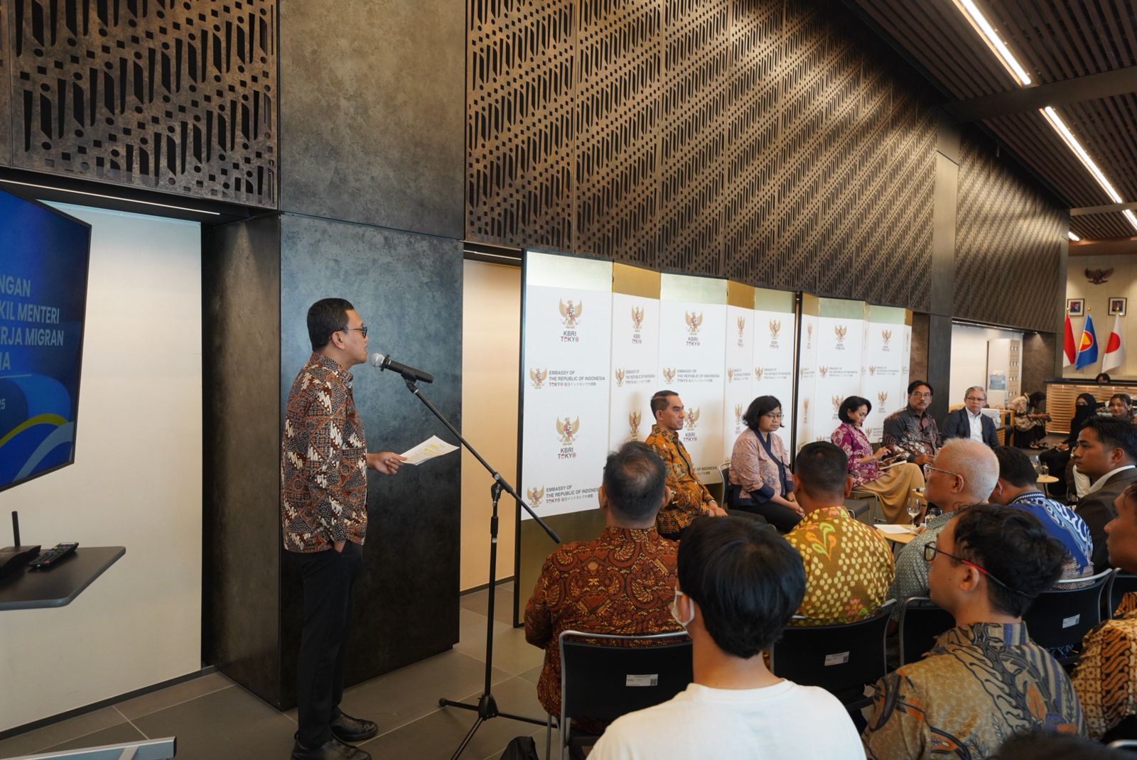 Menteri Karding di Tokyo: Negara Hadir untuk PMI, dari Koperasi Desa hingga Sekolah Rakyat Menteri Pelindungan Pekerja Migran Indonesia (P2MI) Abdul Kadir Karding bertemu dengan komunitas pekerja migran Indonesia (PMI) di Kedutaan Besar Republik Indonesia (KBRI) Tokyo. (BeritaNasional/Elvis Sendouw/H P2MI)
