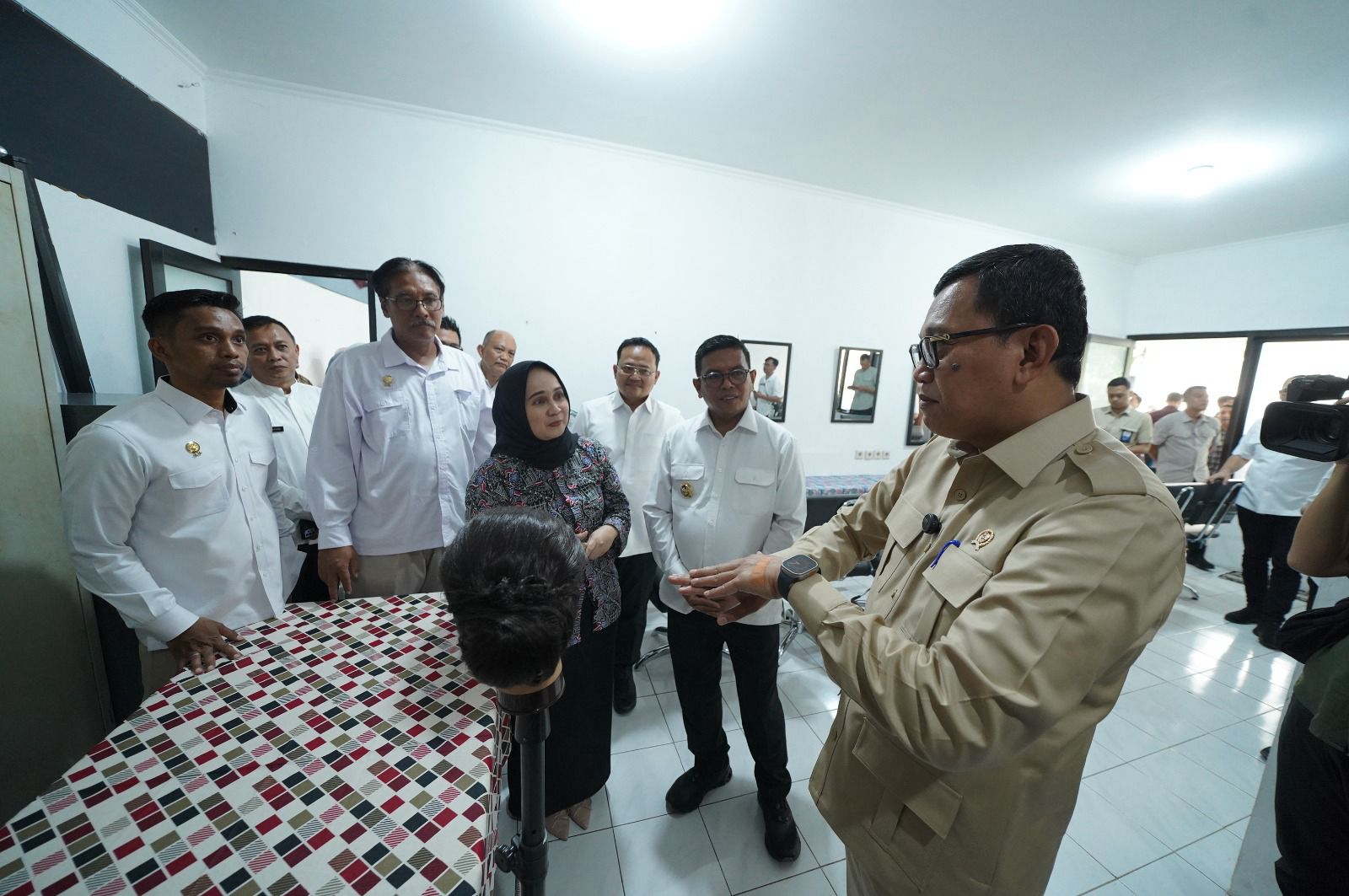 Menteri Karding Dorong Gubernur Andra Soni Manfaatkan 1,7 Juta Permintaan Kerja di Luar Negeri Menteri P2MI mengunjungi Balai Latihan Kerja Industri (BLKI) Banten.(BeritaNasional/Elvis Sendouw/HO Hms P2MI)