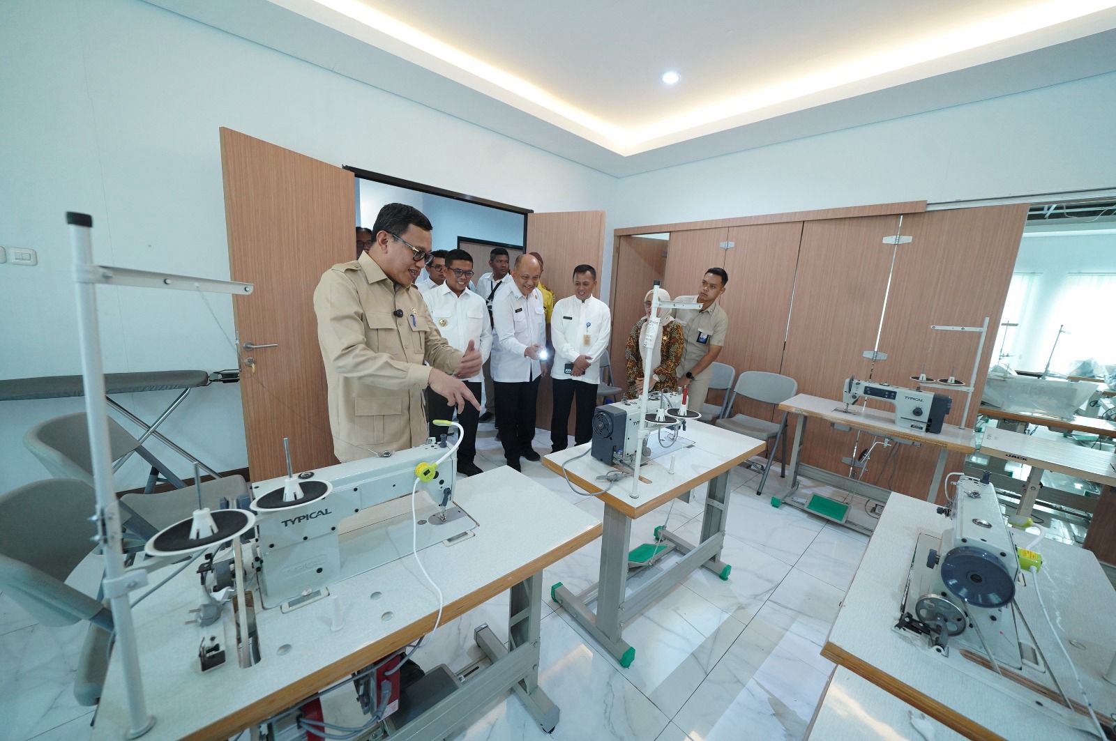 Menteri Karding Dorong Gubernur Andra Soni Manfaatkan 1,7 Juta Permintaan Kerja di Luar Negeri Menteri P2MI mengunjungi Balai Latihan Kerja Industri (BLKI) Banten.(BeritaNasional/Elvis Sendouw/HO Hms P2MI)