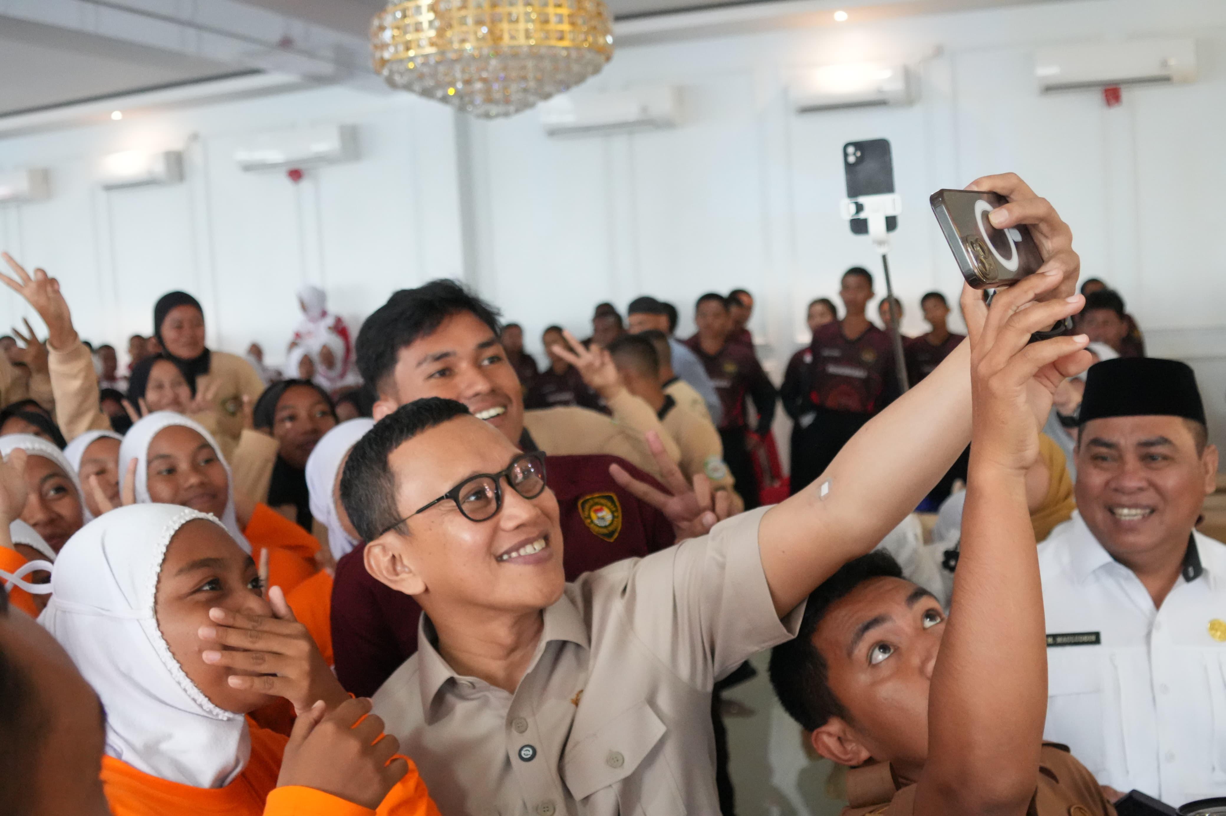 Menteri Karding Dorong Pembentukan Kelas Migran di Sekolah, Siapkan Generasi Siap Kerja ke Luar Negeri Menteri P2MI hadiri kegiatan Sosialisasi Pelindungan Pekerja Migran Indonesia bersama organisasi kemasyarakatan dan pemuda di Kabupaten Morowali. (BeritaNasional/Elvis Sendouw/HO Hms P2MIK)