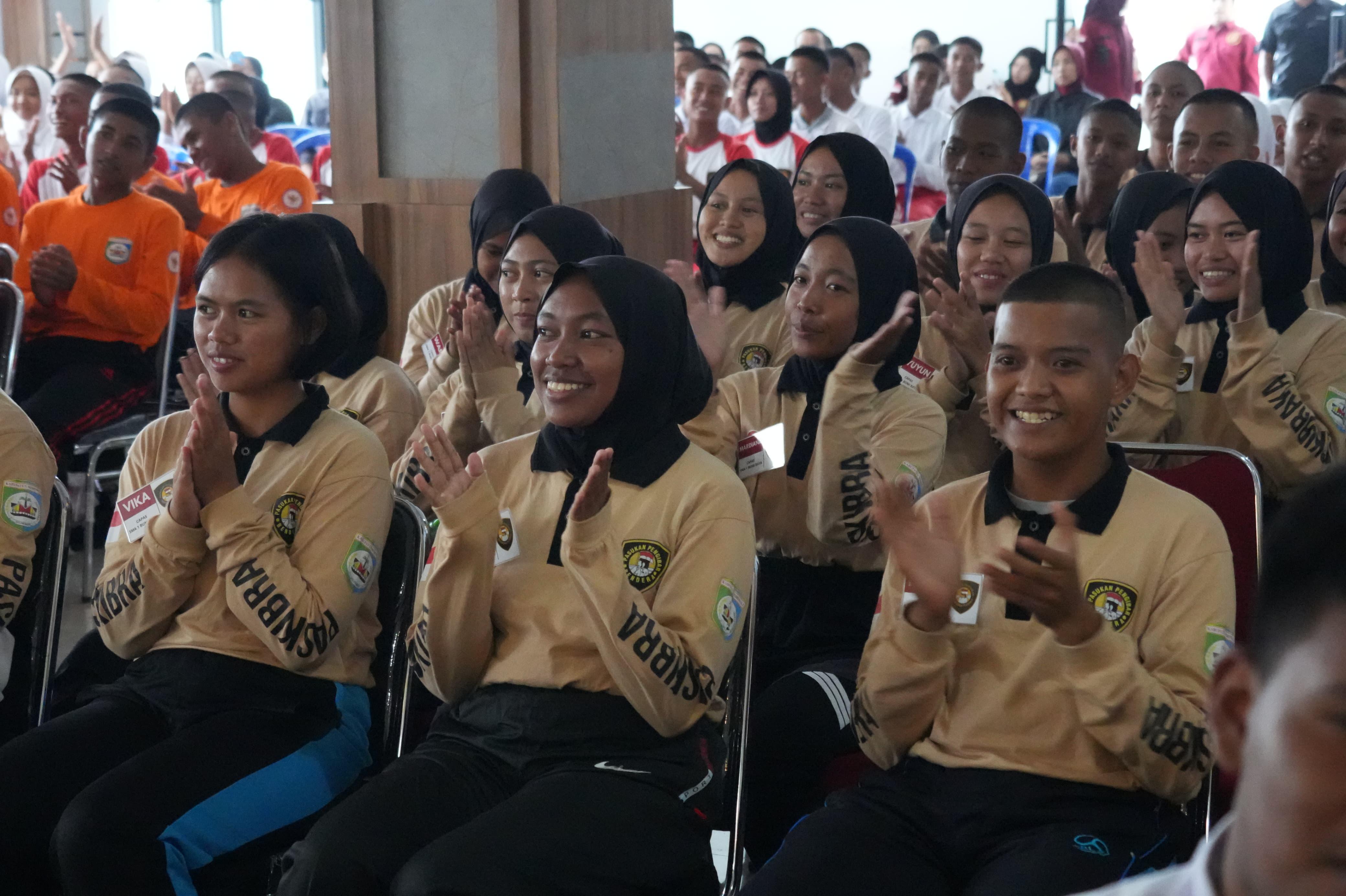 Menteri Karding Dorong Pembentukan Kelas Migran di Sekolah, Siapkan Generasi Siap Kerja ke Luar Negeri Menteri P2MI hadiri kegiatan Sosialisasi Pelindungan Pekerja Migran Indonesia bersama organisasi kemasyarakatan dan pemuda di Kabupaten Morowali. (BeritaNasional/Elvis Sendouw/HO Hms P2MIK)