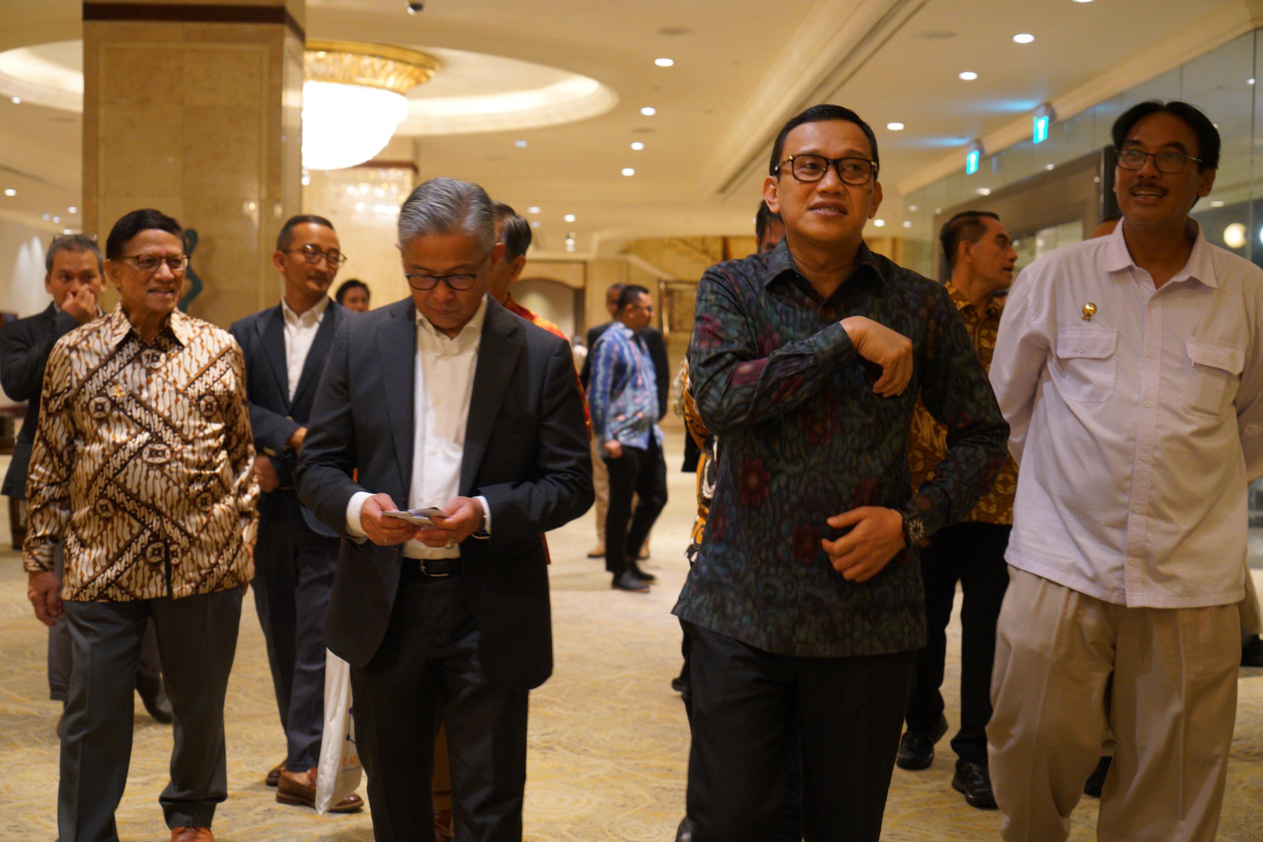 Menteri Karding & Dubes RI Bahas Jalan Baru Pekerja Migran ke Belanda Menteri Pelindungan Pekerja Migran Indonesia (P2MI) Abdul Kadir Karding, menggelar pertemuan dengan Duta Besar Republik Indonesia untuk Kerajaan Belanda. (BeritaNasional/Elvis Sendouw/HO Hms P2MI)