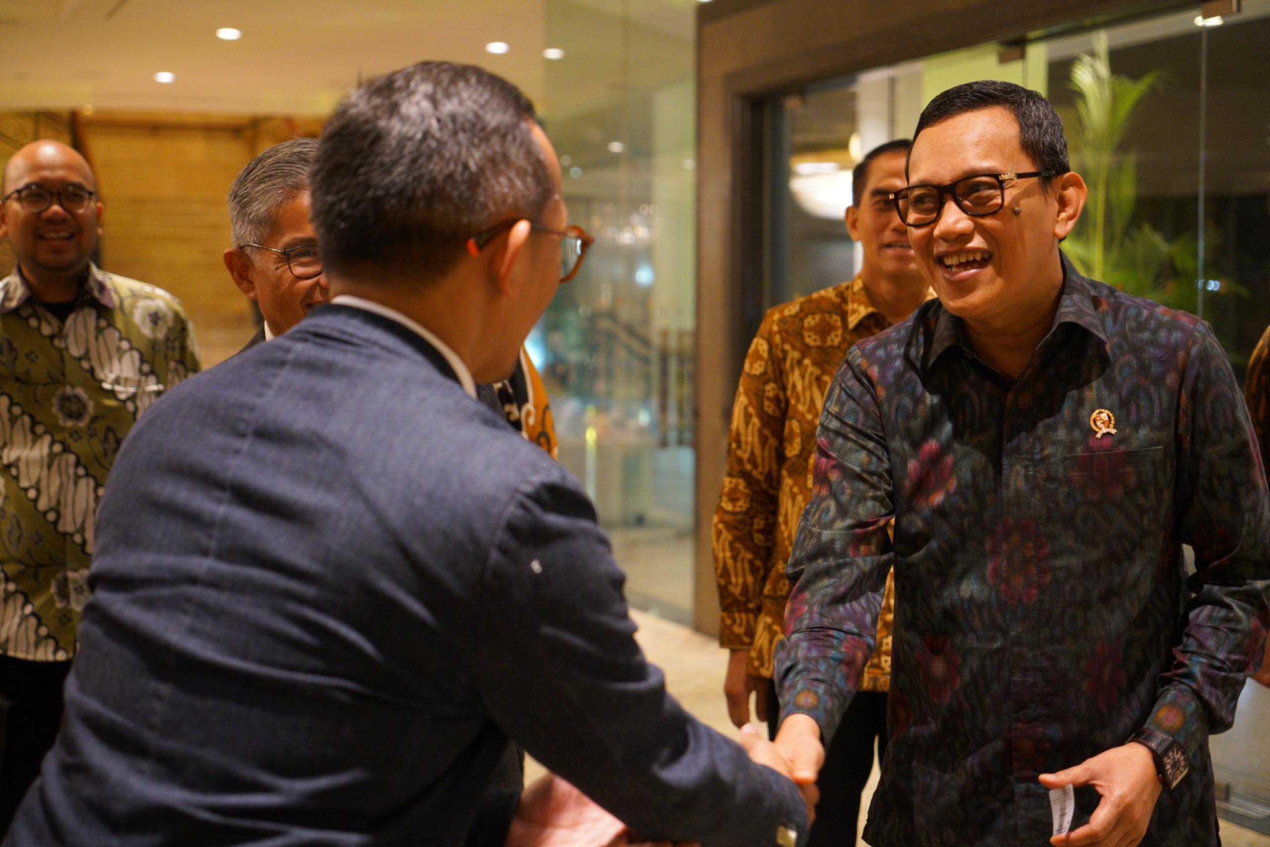 Menteri Karding & Dubes RI Bahas Jalan Baru Pekerja Migran ke Belanda Menteri Pelindungan Pekerja Migran Indonesia (P2MI) Abdul Kadir Karding, menggelar pertemuan dengan Duta Besar Republik Indonesia untuk Kerajaan Belanda. (BeritaNasional/Elvis Sendouw/HO Hms P2MI)