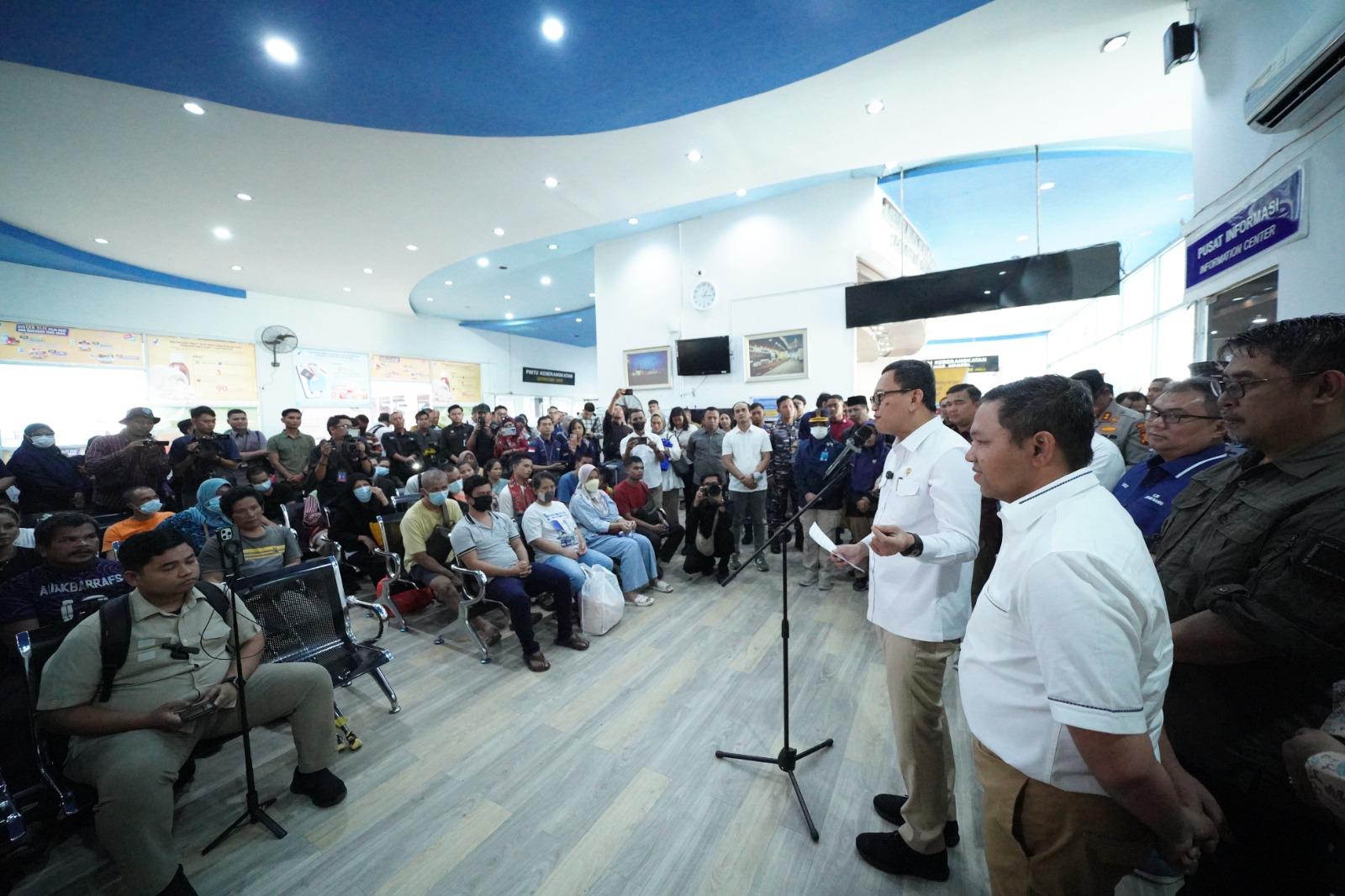 Menteri Karding Edukasi Cara Berangkat Legal ke 196 Pekerja Migran Ilegal yang Dideportasi Malaysia Menteri Pelindungan Pekerja Migran Indonesia (P2MI) Abdul Kadir Karding memberikan pengarahan kepada 196 pekerja migran Indonesia. (BeritaNasional/Elvis Sendouw/HO Hms P2MI)