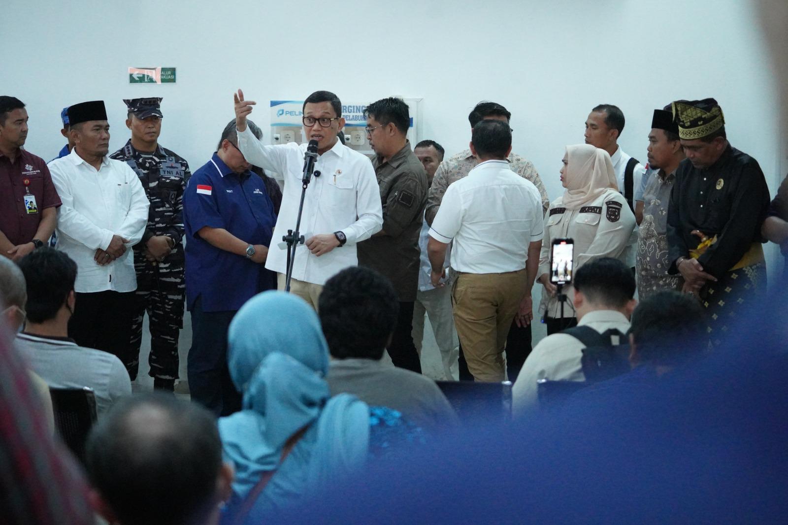 Menteri Karding Edukasi Cara Berangkat Legal ke 196 Pekerja Migran Ilegal yang Dideportasi Malaysia Menteri Pelindungan Pekerja Migran Indonesia (P2MI) Abdul Kadir Karding memberikan pengarahan kepada 196 pekerja migran Indonesia. (BeritaNasional/Elvis Sendouw/HO Hms P2MI)