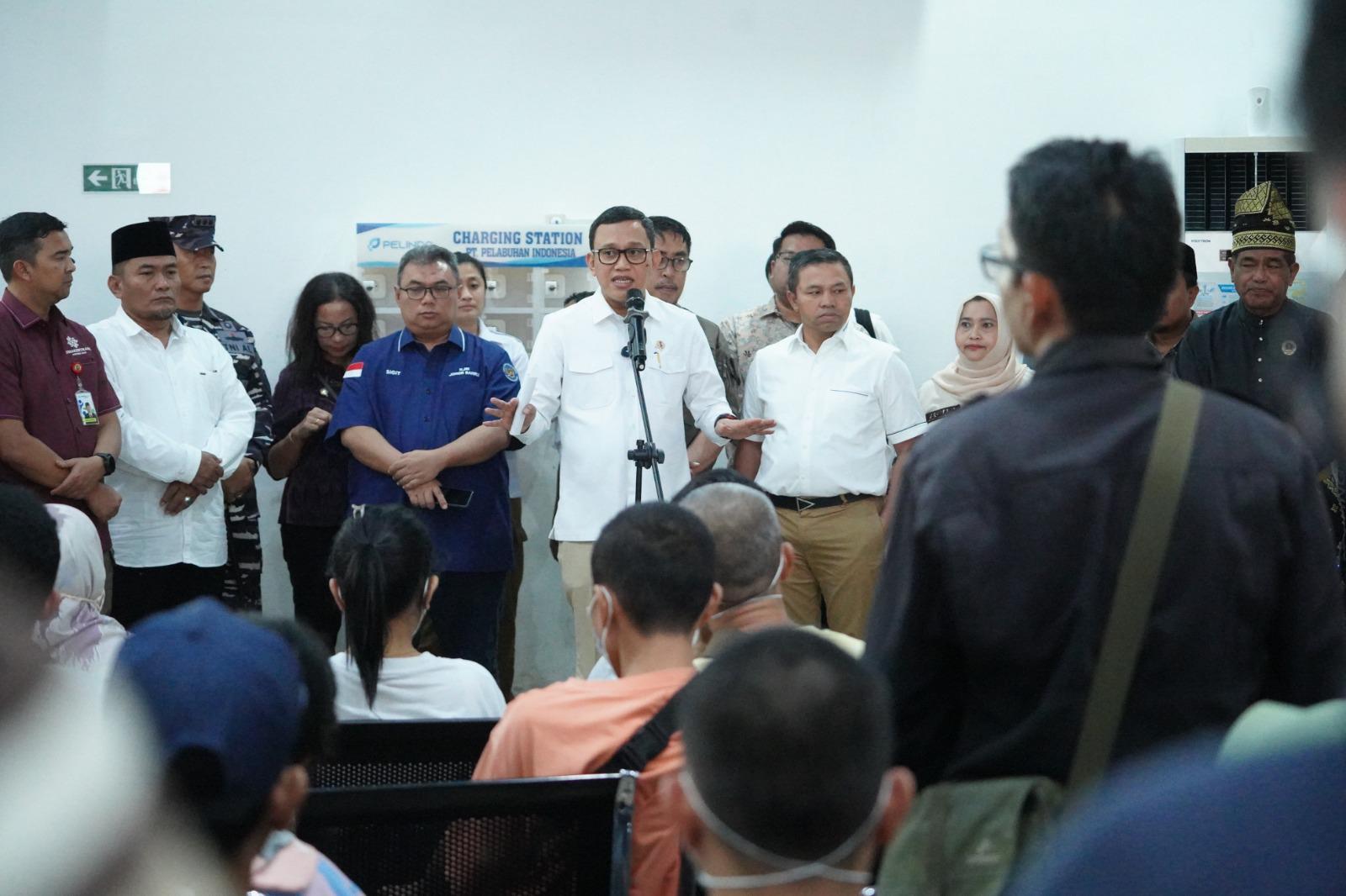 Menteri Karding Edukasi Cara Berangkat Legal ke 196 Pekerja Migran Ilegal yang Dideportasi Malaysia Menteri Pelindungan Pekerja Migran Indonesia (P2MI) Abdul Kadir Karding memberikan pengarahan kepada 196 pekerja migran Indonesia. (BeritaNasional/Elvis Sendouw/HO Hms P2MI)