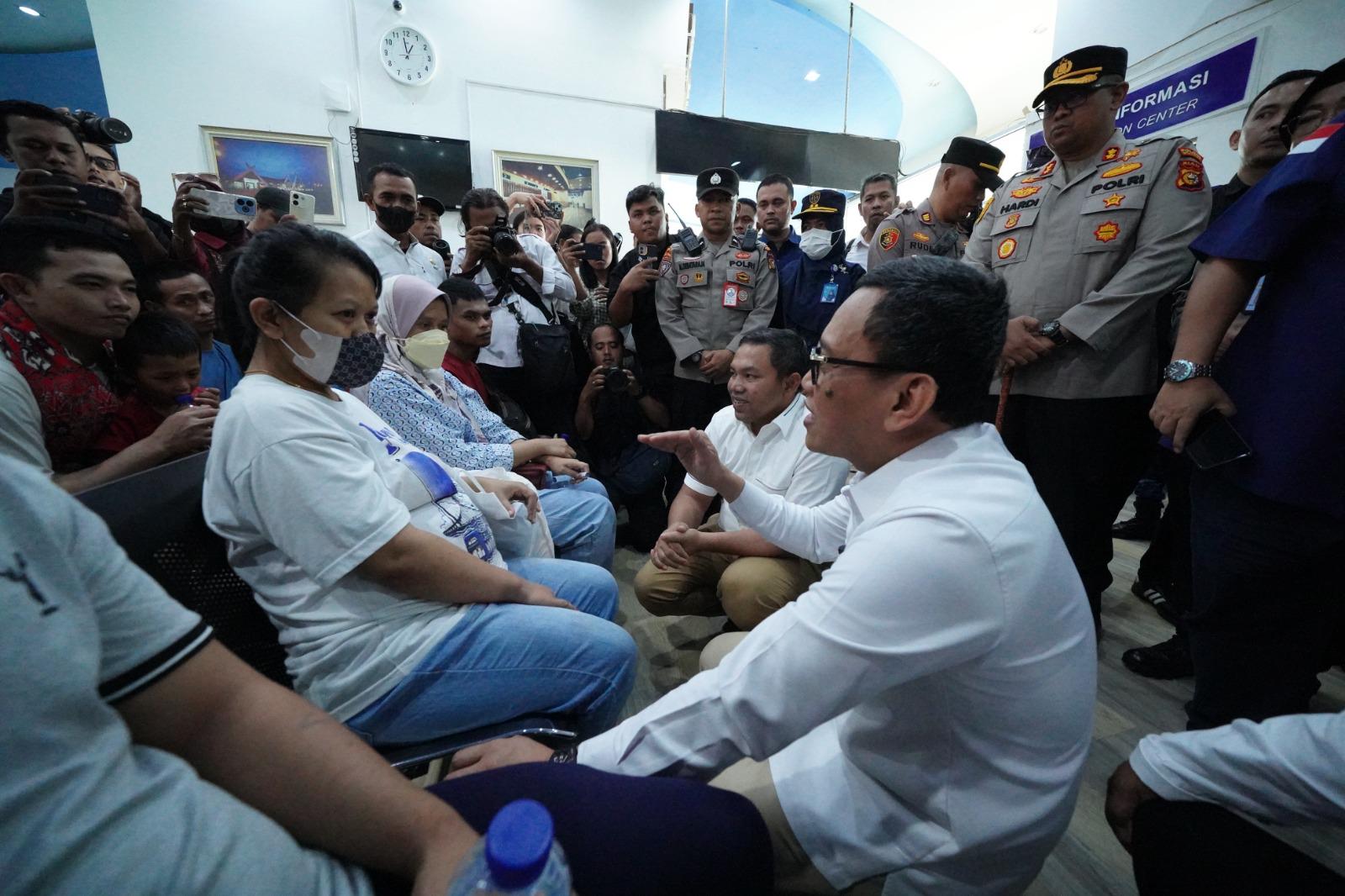 Menteri Karding Edukasi Cara Berangkat Legal ke 196 Pekerja Migran Ilegal yang Dideportasi Malaysia Menteri Pelindungan Pekerja Migran Indonesia (P2MI) Abdul Kadir Karding memberikan pengarahan kepada 196 pekerja migran Indonesia. (BeritaNasional/Elvis Sendouw/HO Hms P2MI)