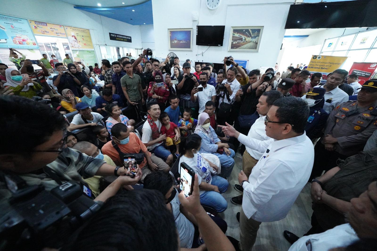 Menteri Karding Edukasi Cara Berangkat Legal ke 196 Pekerja Migran Ilegal yang Dideportasi Malaysia Menteri Pelindungan Pekerja Migran Indonesia (P2MI) Abdul Kadir Karding memberikan pengarahan kepada 196 pekerja migran Indonesia. (BeritaNasional/Elvis Sendouw/HO Hms P2MI)